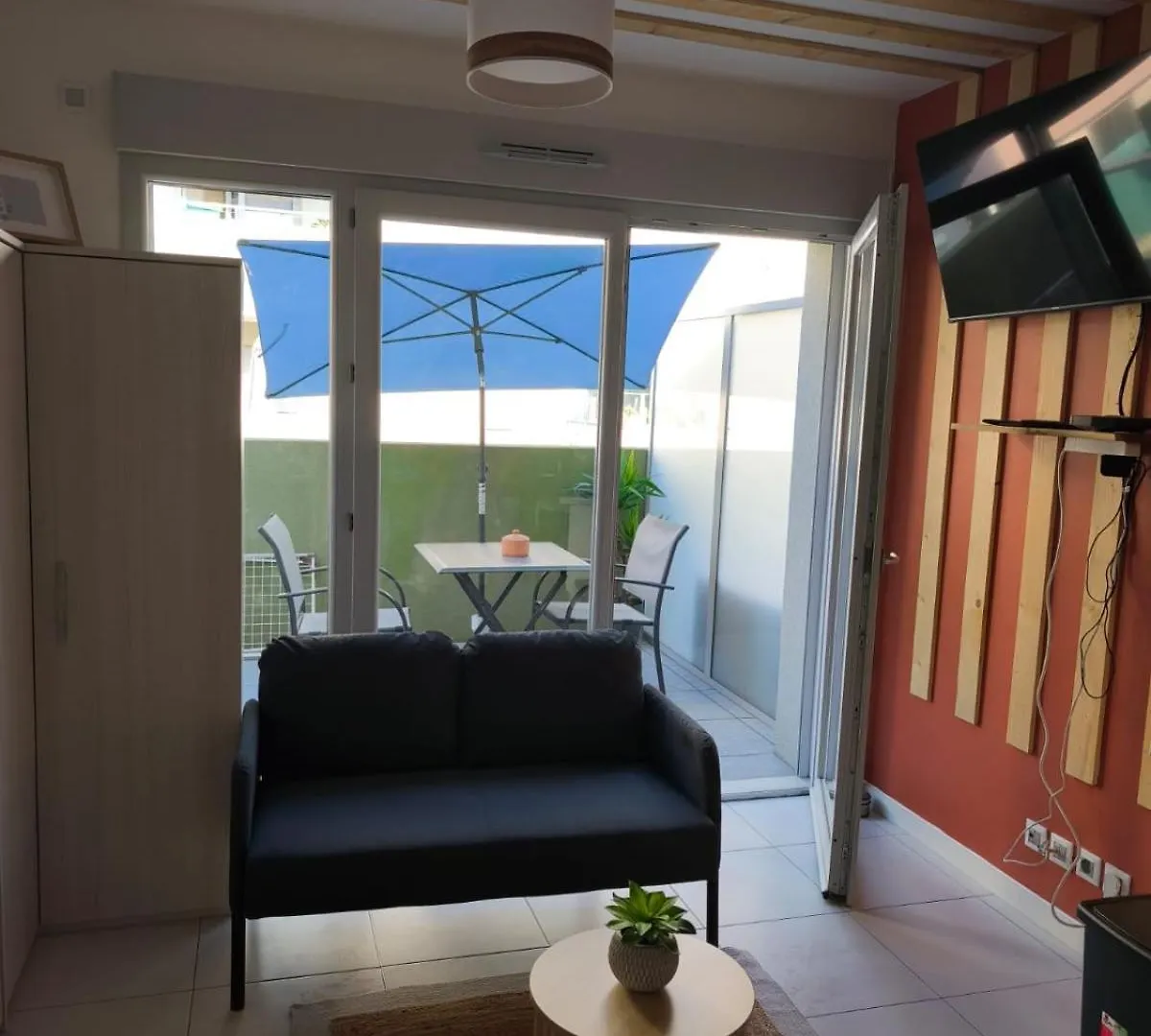 Studio Calme Et Paisible, Climatise Avec Terrasse Au Dernier Etage, 100M Du Tramway Et 20 Min De La Promenade Des Anglais Νίκαια